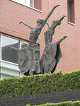 905879 Afbeelding van het bronzen beeldhouwwerk 'Twee dansende vrouwen', gemaakt door Ineke van Dijk, bij het kantoor ...